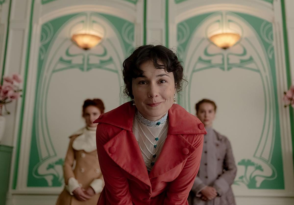 Nadia Santiago, como Elena, en uno de los momentos en los que rompe la cuarta pared, en 'Manual para señoritas'.