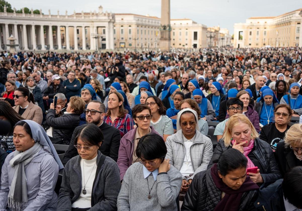 Dos españoles que suman 50 años en Roma explican el vacío que deja Francisco: «No era perfecto, pero sí auténtico»