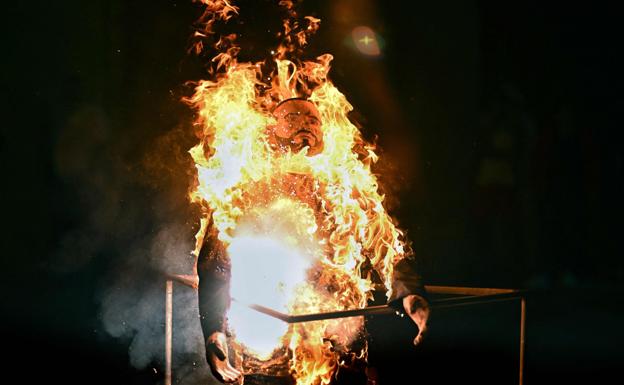 Seguidores de Maduro quemaron un muñeco de Bukele durante una celebración de Pascua.