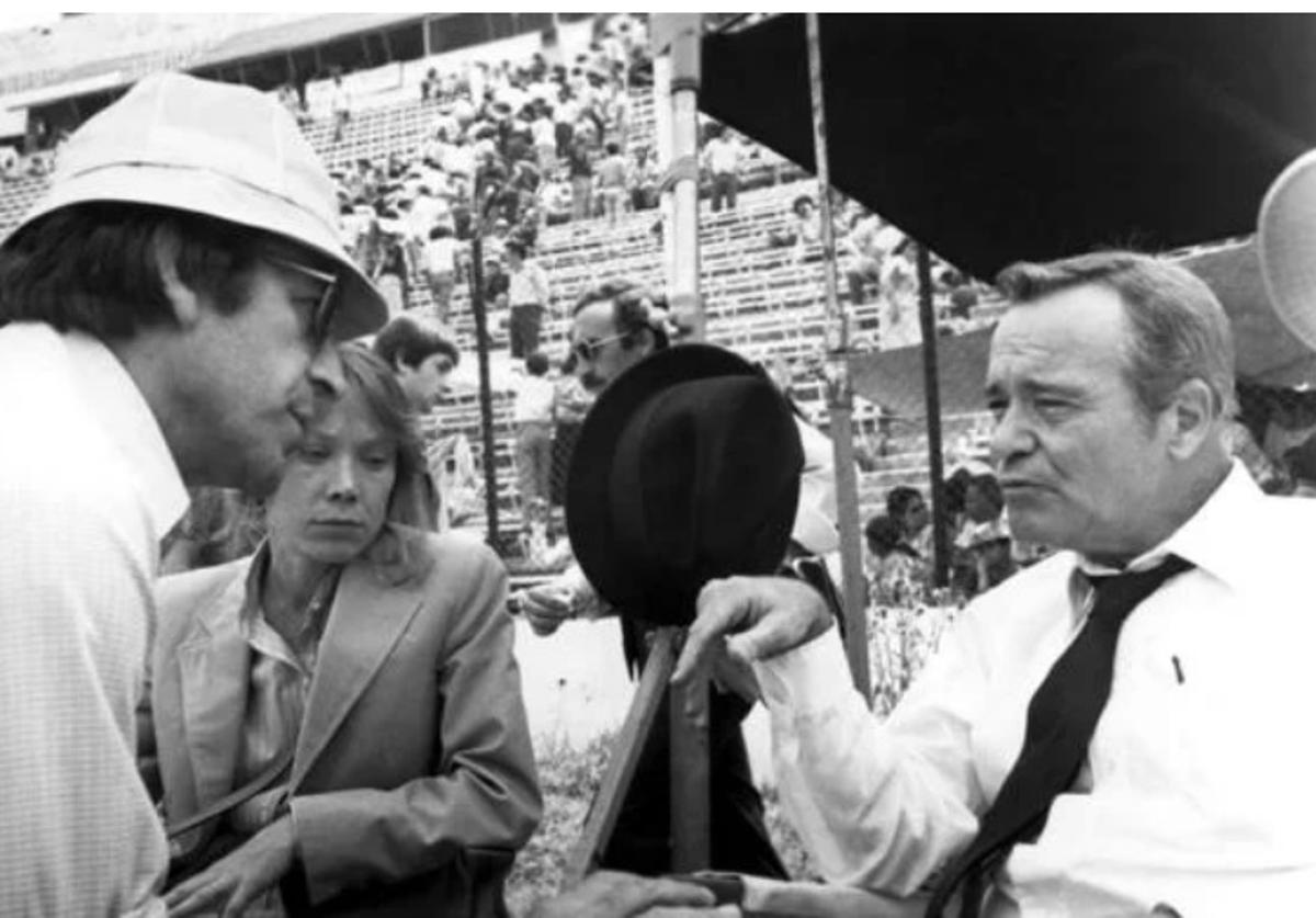 Imagen principal - Costa-Gavras junto a Sissy Spacek y Jack Lemmon en el rodaje de 'Desaparecido'; en 2015 en un homenaje a Martin Scorsese con Roman Polanski en la Cinemateca de París y con el Premio Donostia en 2019. 
