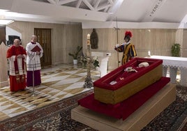 Los restos mortales del Pontífice serán trasladados el miércoles a la basílica de San Pedro para la capilla ardiente.