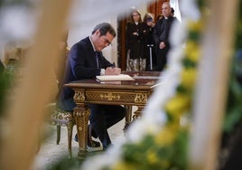 Antonio Garamendi firma en el libro de condolencias por la muerte del Papa Francisco.