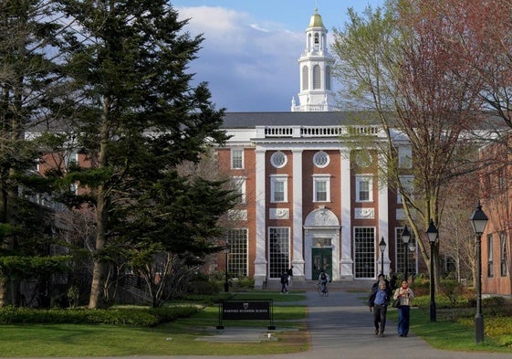 La Universidad de Harvard demanda a Trump tras la congelación de fondos