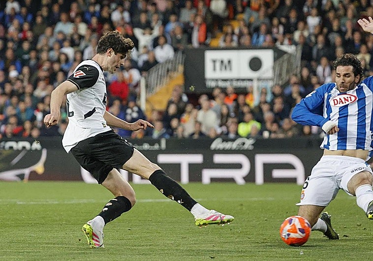 Javi Guerra salva un punto ante el Espanyol para casi sellar la permanencia del Valencia