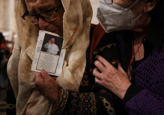 Una mujer llora la muerte del Papa
