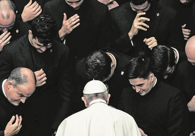 El pontífice reza con unos sacerdotes en un acto religioso restringido en el patio de San Dámaso del Vaticano.