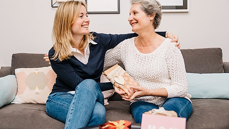 El clásico que nunca falla: aquí tienes los perfumes más regalados para el Día de la Madre