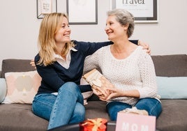 El clásico que nunca falla: aquí tienes los perfumes más regalados para el Día de la Madre