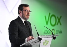 El portavoz de Vox, José María Fúster, durante una rueda de prensa.