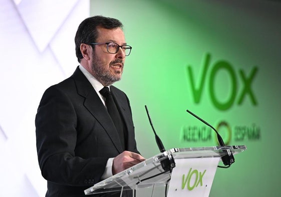El portavoz de Vox, José María Fúster, durante una rueda de prensa.