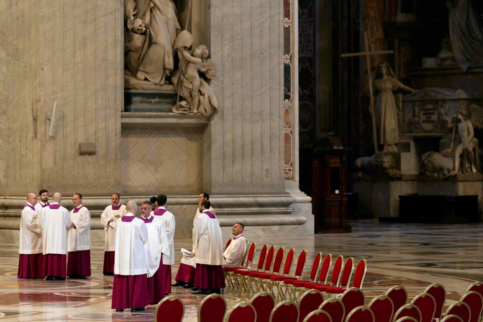 Emoción contenida para despedir al Papa.