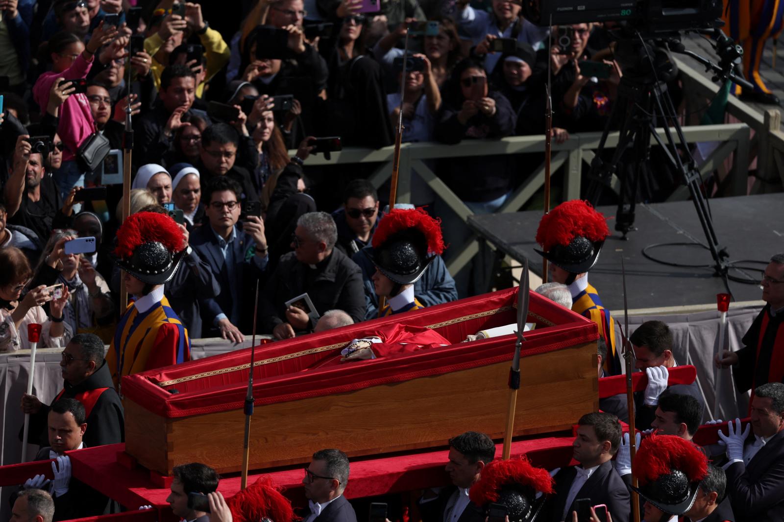 Los fieles acompañan la procesión que traslada el cuerpo del Papa Francisco
