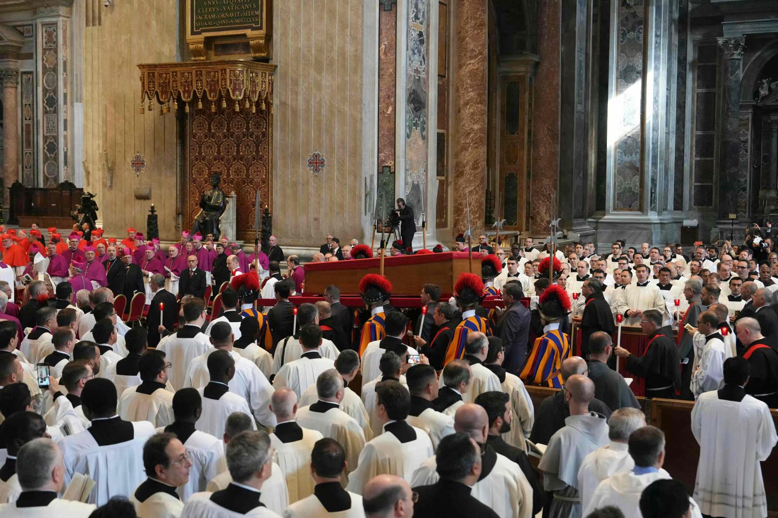 La comitiva en el interior de San Pedro