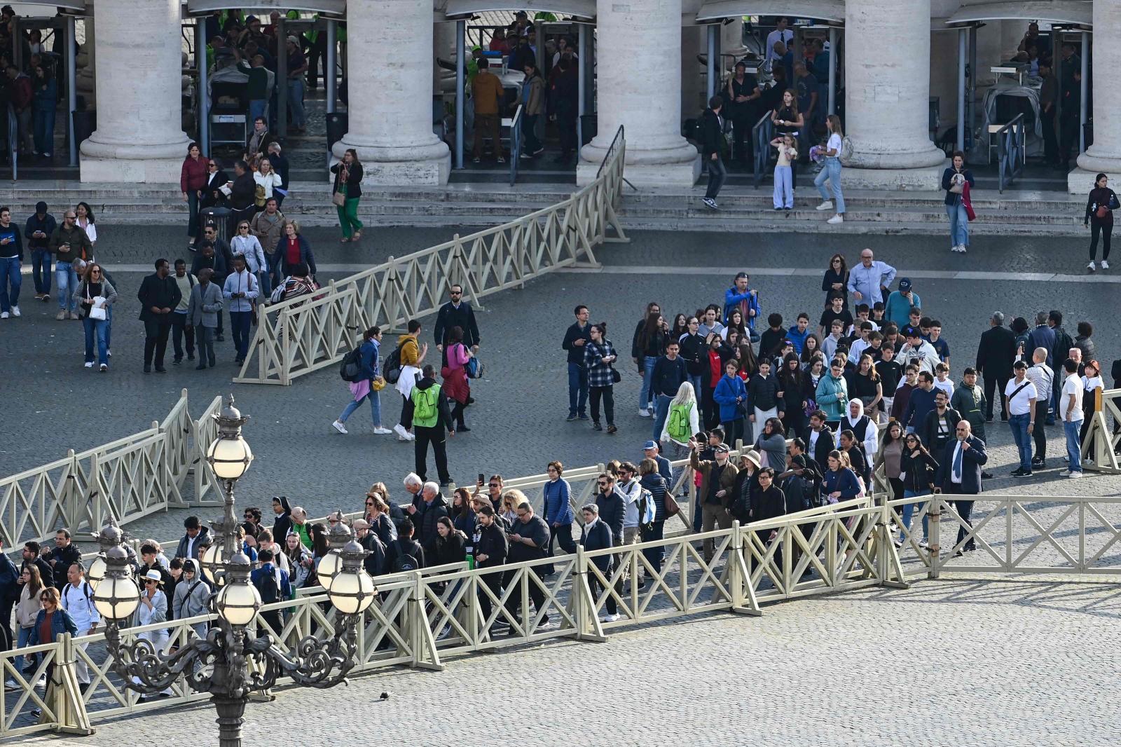 Colas de fieles esperando apra acceder a la Basílica de San Pedro.