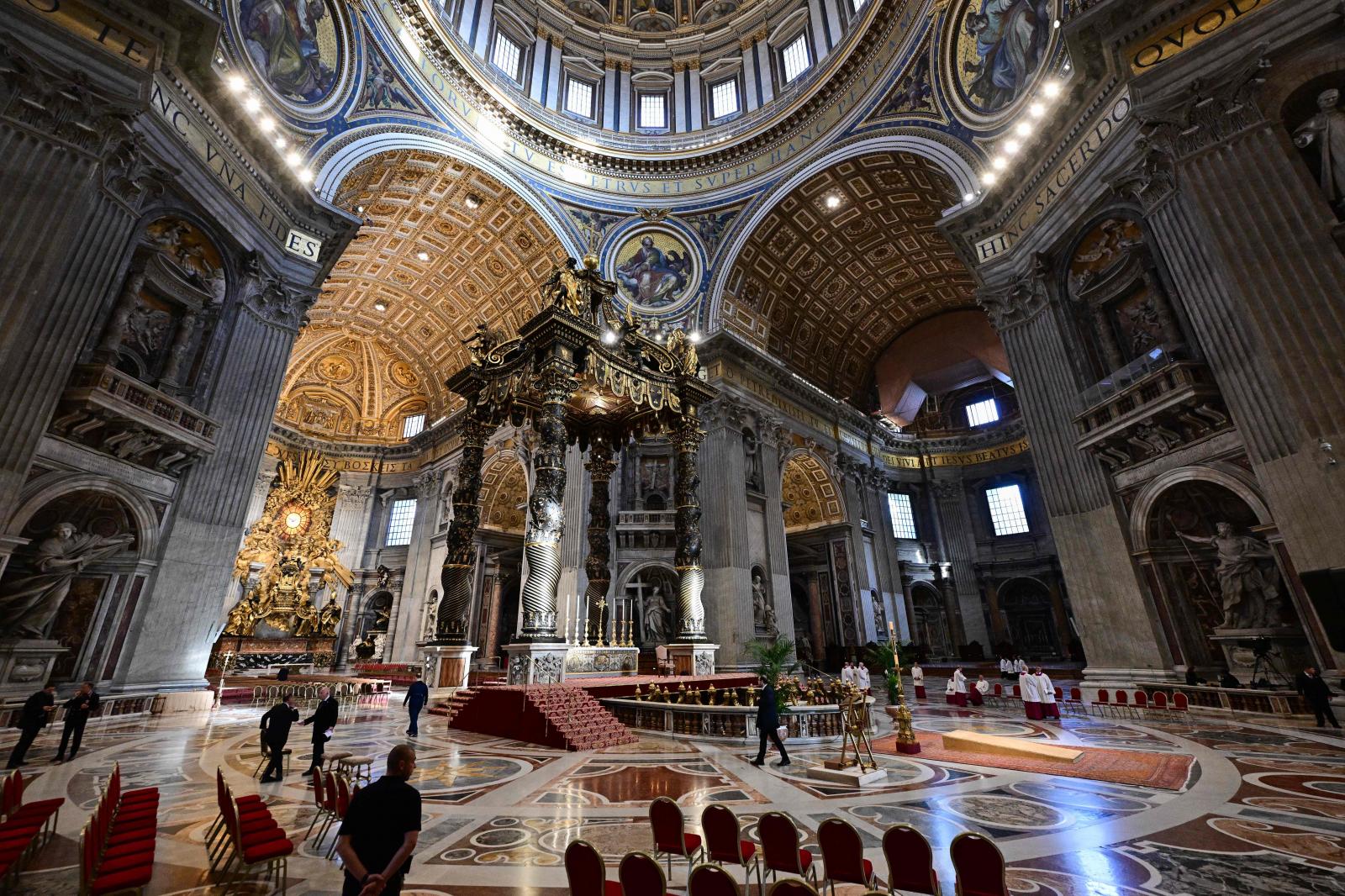 El interior de la basílica de San Pedro acogerá el féretro del Papa.