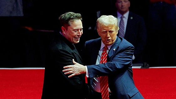 Elon Musk y Donald trump se saludan afectuosos al comienzo del nuevo Gobierno.