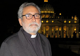 Juan Antonio Guerrero, ante la basílica de San Pedro del Vaticano