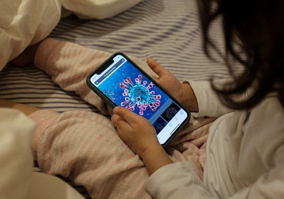 Una niña navega por internet a través del teléfono móvil.