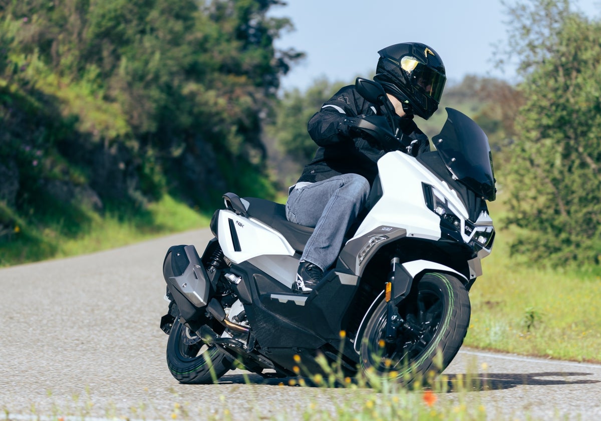 Probamos el SYM ADX 300, un órdago en el segmento de los crossover de media cilindrada