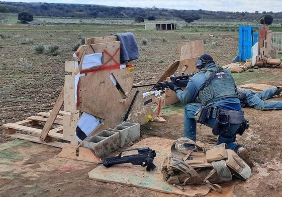 Agentes de los GAR de la Guardia Civil en unas prácticas de tiro