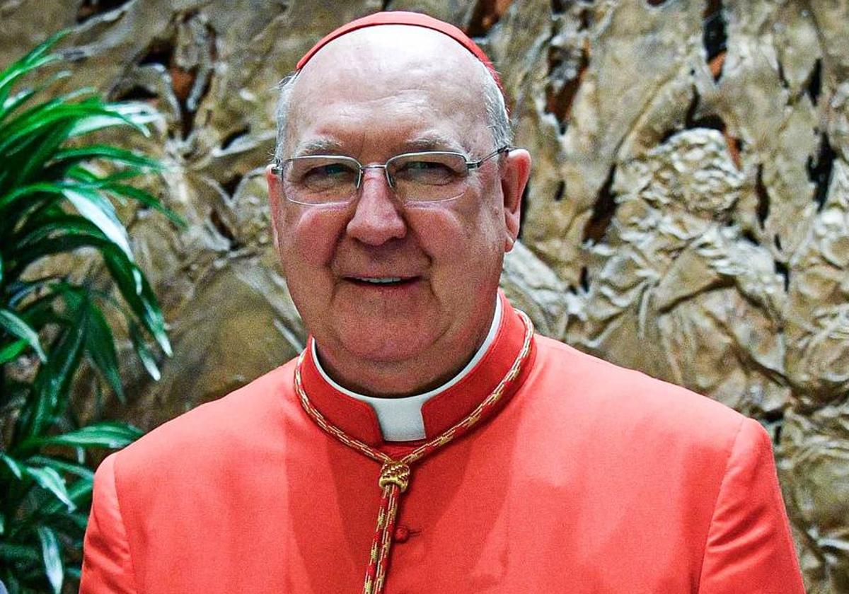 Anunció la muerte de Francisco y gestionará la llegada de su sucesor