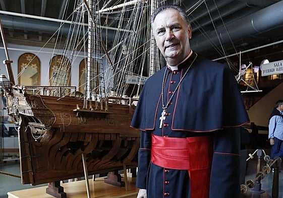 El cardenal Ángel Fernández Artime en una fotografía tomada en Luanco.