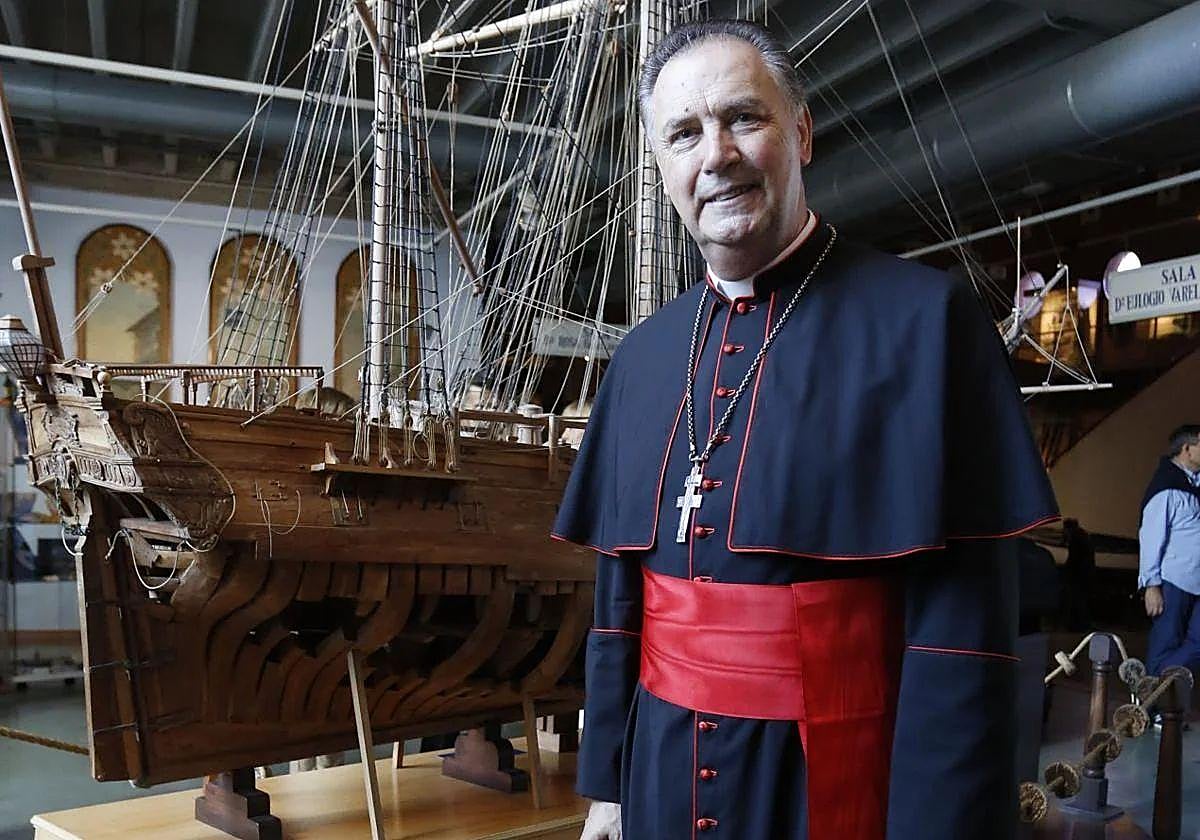 El cardenal Ángel Fernández Artime en una fotografía tomada en Luanco.