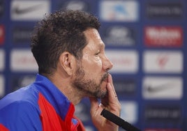 El Cholo Simeone, técnico del Atlético, pensativo en su última conferencia de prensa.