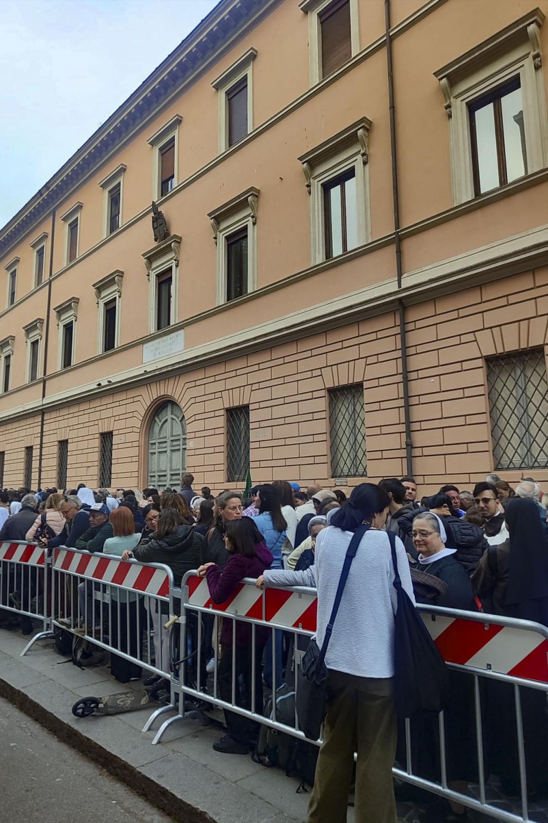 Colas con cientos de fieles esperan para poder despedir al papa Franciso,