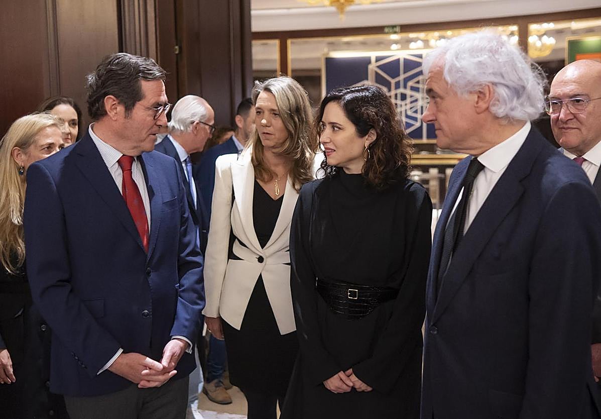 Ángela de Miguel (2 dcha), junto a Antonio Garamendi (izq.), Isabel Díaz Ayuso y Miguel Garrido (dcha.).