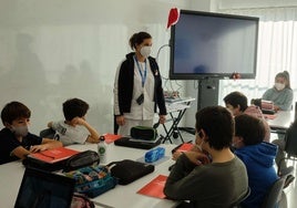 Una enfermera escolar habla con los alumnos de un colegio en diciembre de 2021.