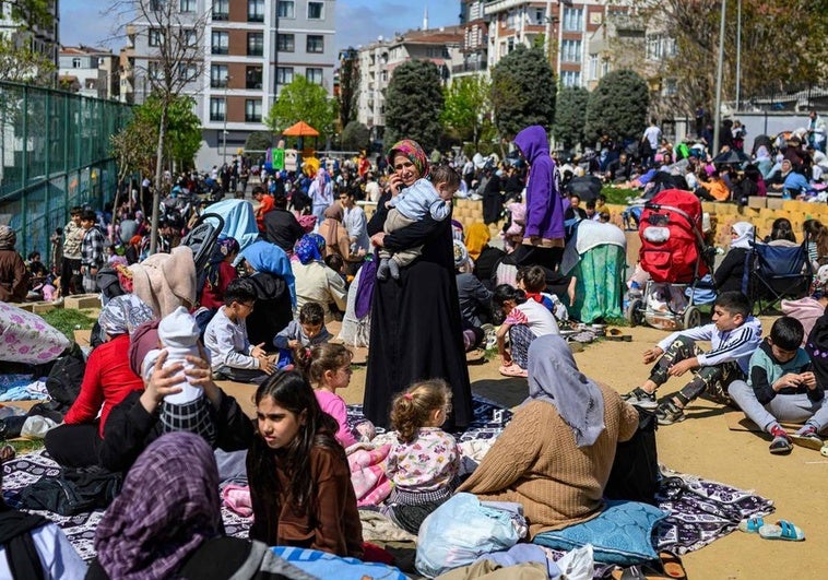 Vecinos esperan al aire libre, en un parque de Estambul, tras un primer seismo.