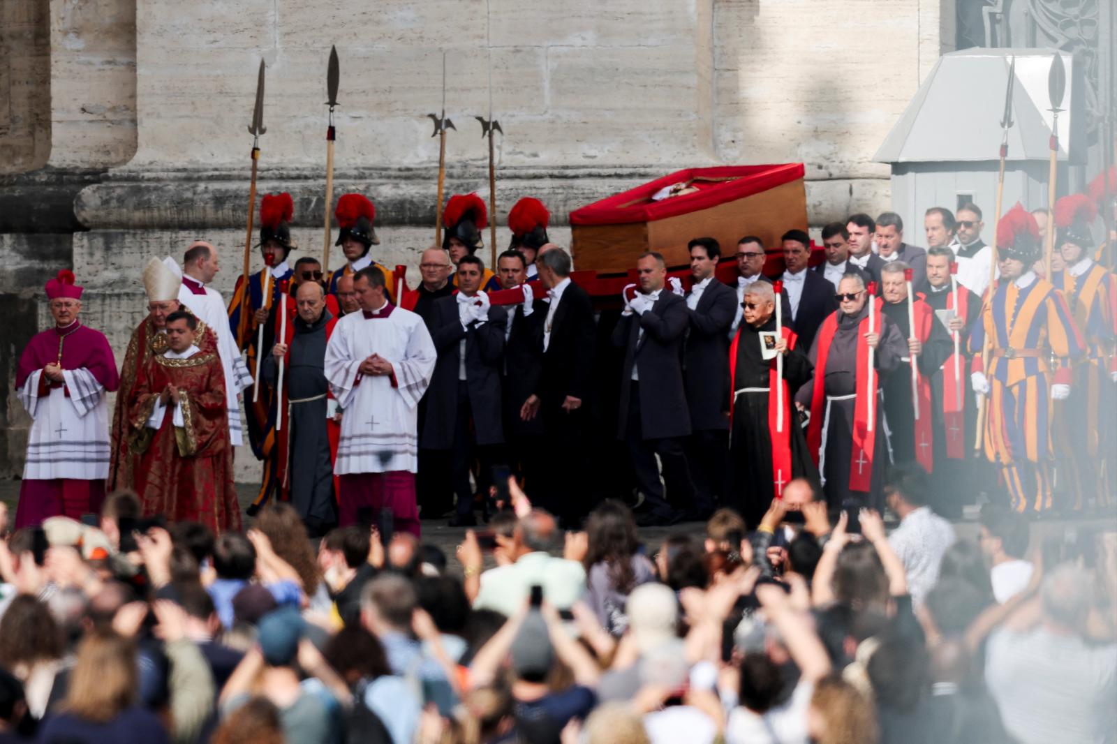 El féretro del Papa Francisco es trasladado hasta la basílica de San Pedro