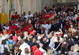 El traslado del féretro del Papa, en imágenes