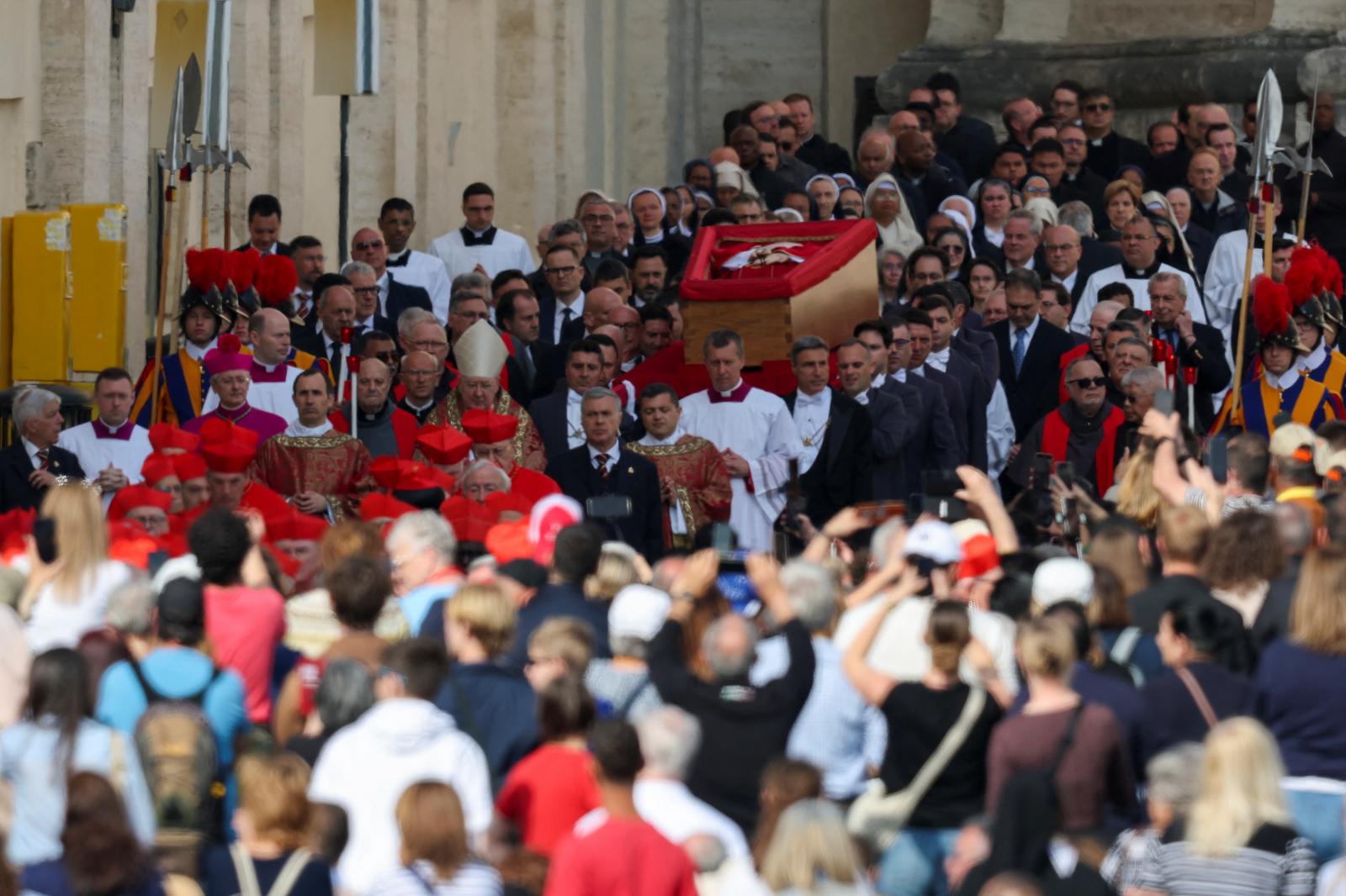 Los fieles acompañan la procesión que traslada el cuerpo del Papa Francisco