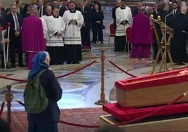 Sor Geneviève, a un lado del féretro con su inseparable mochila verde.