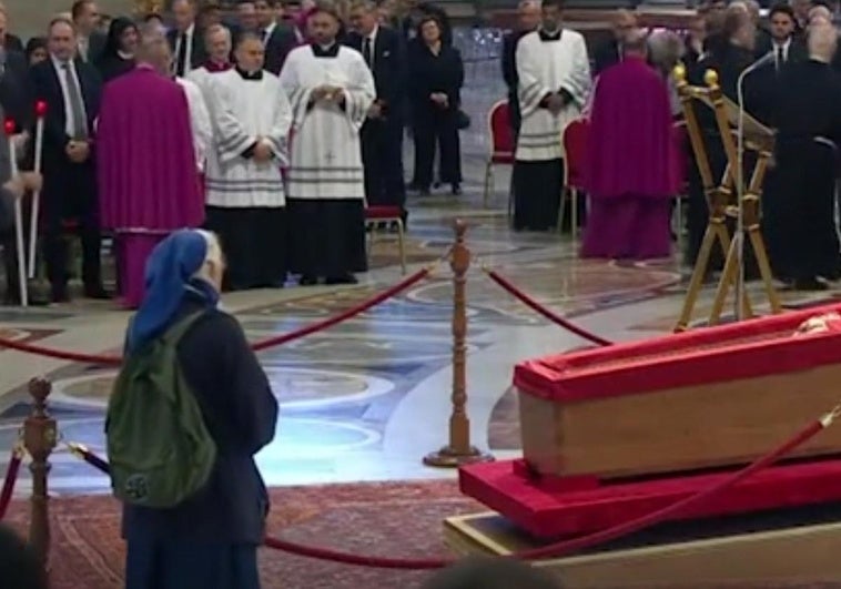 Sor Geneviève, a un lado del féretro con su inseparable mochila verde.