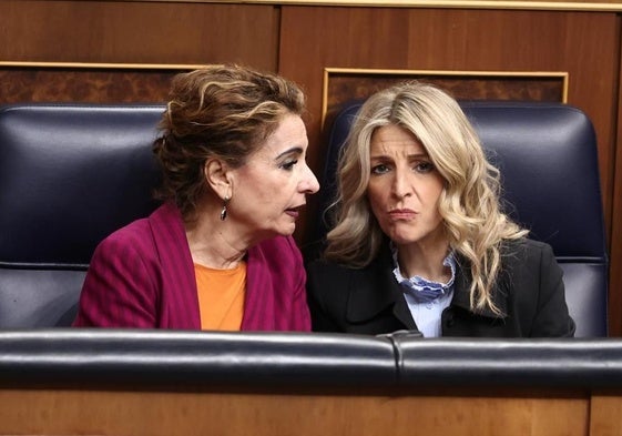 María Jesús Montero y Yolanda Díaz durante un pleno del Congreso.