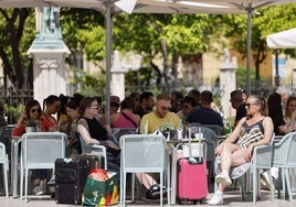 Turistas comiendo en una terraza.