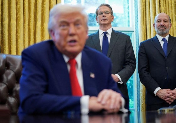 Donald Trump, en el Despacho Oval bajo la mirada de Scott Bessent, secretario del Tesoro, y Howard Lutnick, secretario de Comercio de EE UU.