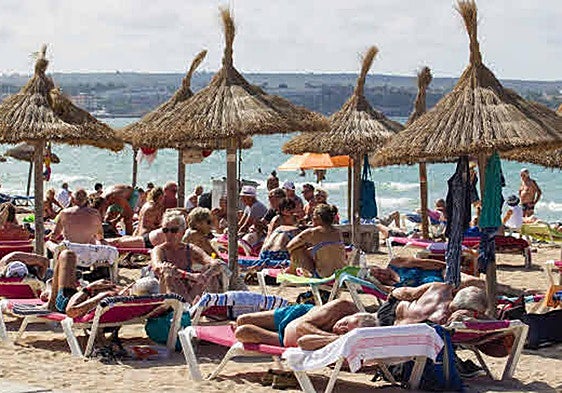 Una playa española, repleta de turistas.