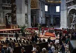 En directo | Miles de fieles visitan la capilla ardiente del Papa que estará abierta toda la noche