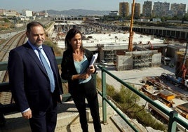 José Luis Ábalos, atiende a las explicaciones de la presidenta de Adif, Isabel Pardo de Vera, durante una visita en 2019 a las obras de la estación ferroviaria de La Sagrera, en Barcelona.