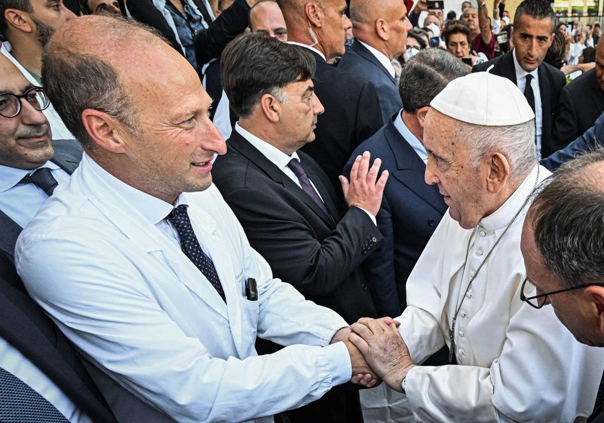 El médico del Papa, sobre sus últimas horas: «Cuando llegué tenía los ojos abiertos y no respondía»