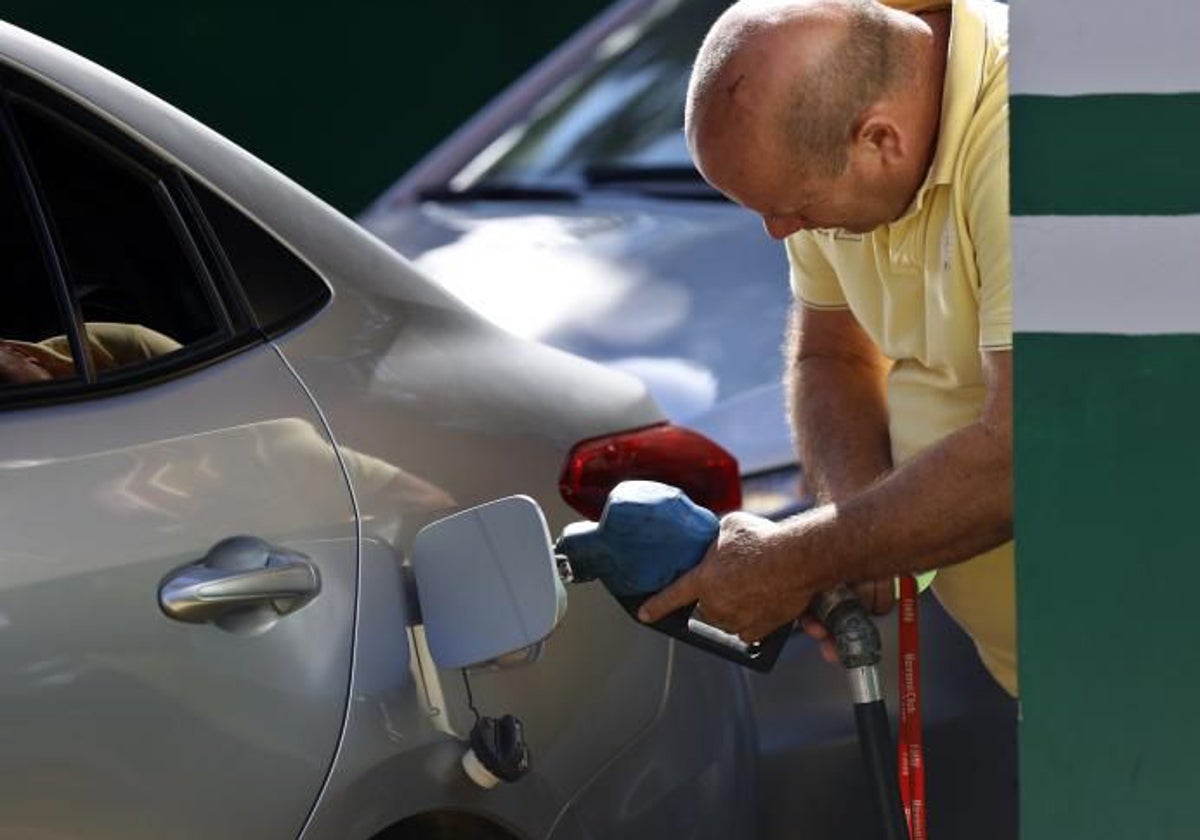 La DGT explica cómo debes conducir para ahorrar en el consumo de combustible: «Especial cuidado con...»