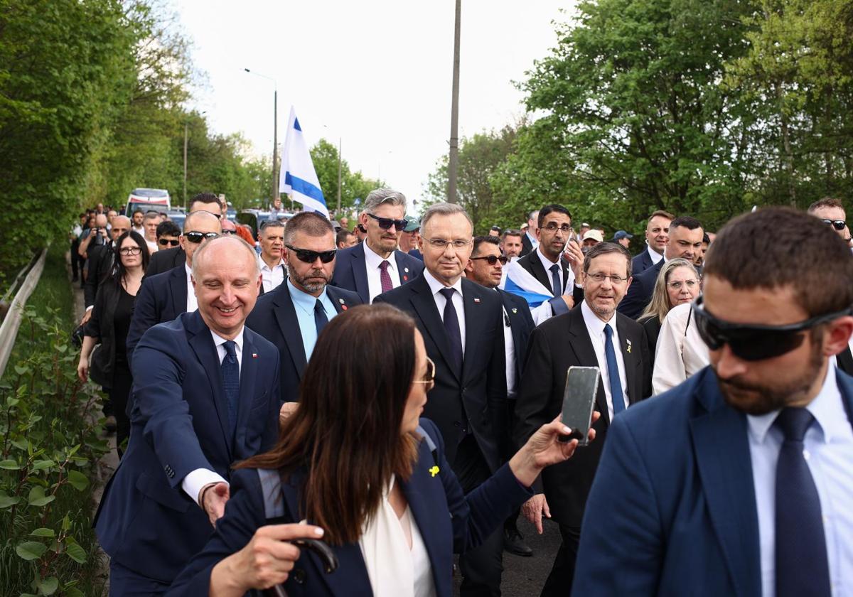 El presidente polaco, Andrzej Duda, y su homólogo israelí, Isaac Herzog, este jueves en la Marcha de los Vivos.