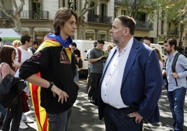 El presidente de ERC, Oriol Junqueras, conversa con un simpatizante en el centro de Barcelona durante la Diada de Sant Jordi