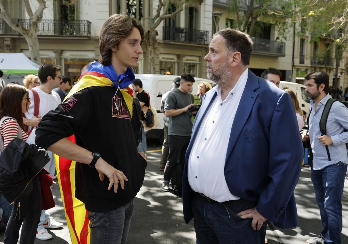 El presidente de ERC, Oriol Junqueras, conversa con un simpatizante en el centro de Barcelona durante la Diada de Sant Jordi