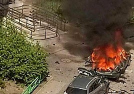 Una imagen en vídeo muestra el coche destruido y envuelto en llamas.