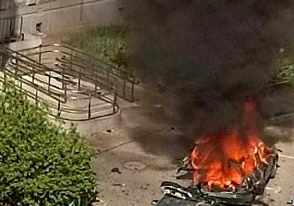 Una imagen en vídeo muestra el coche destruido y envuelto en llamas.